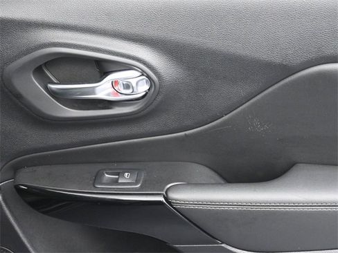 Used 2023 Jeep Cherokee Altitude Lux image 30