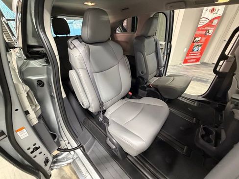 Used 2022 Toyota Sienna XLE image 6