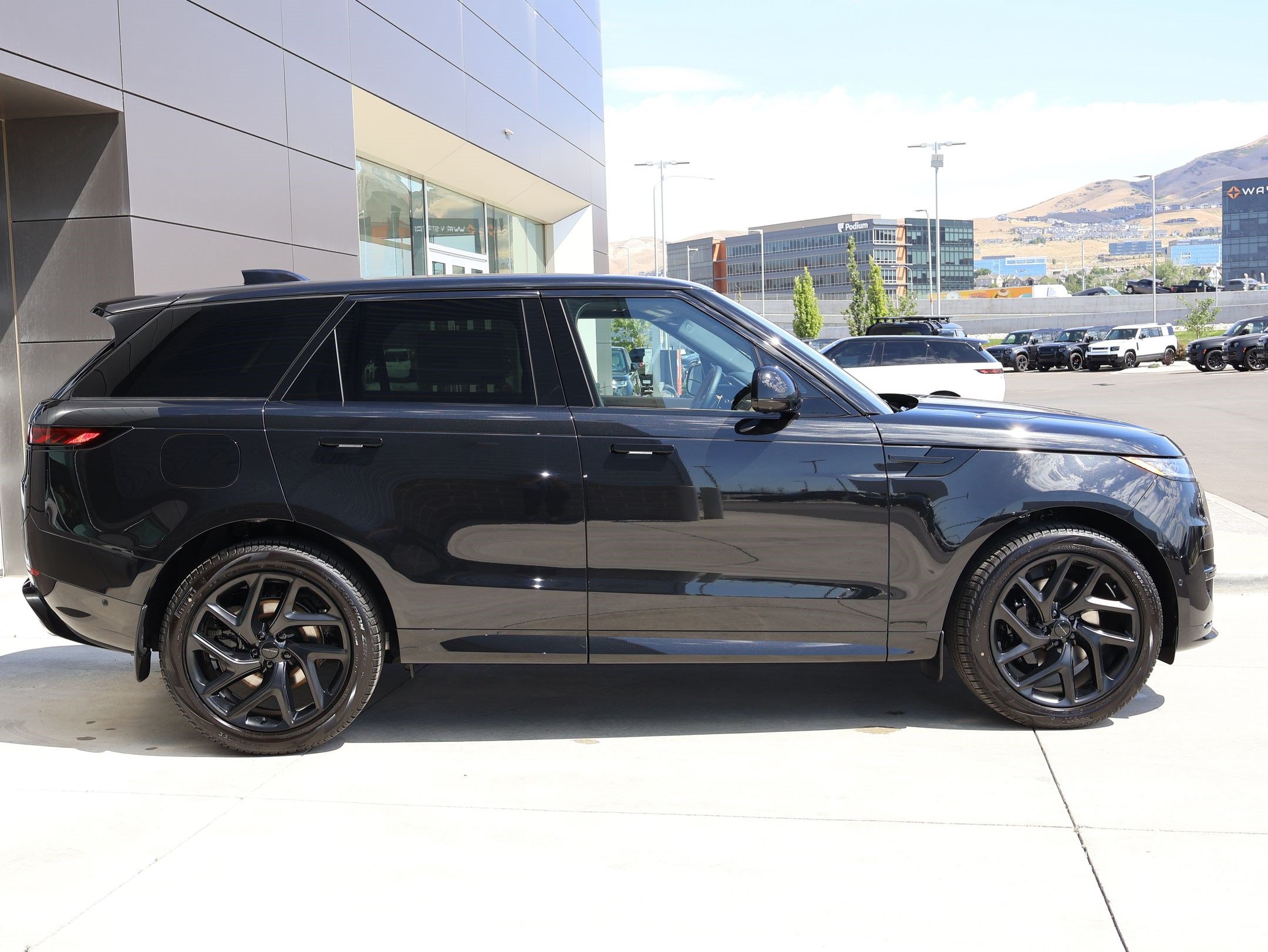 New 2026 Land Rover Range Rover Sport Dynamic SE AWD/4WD image 4