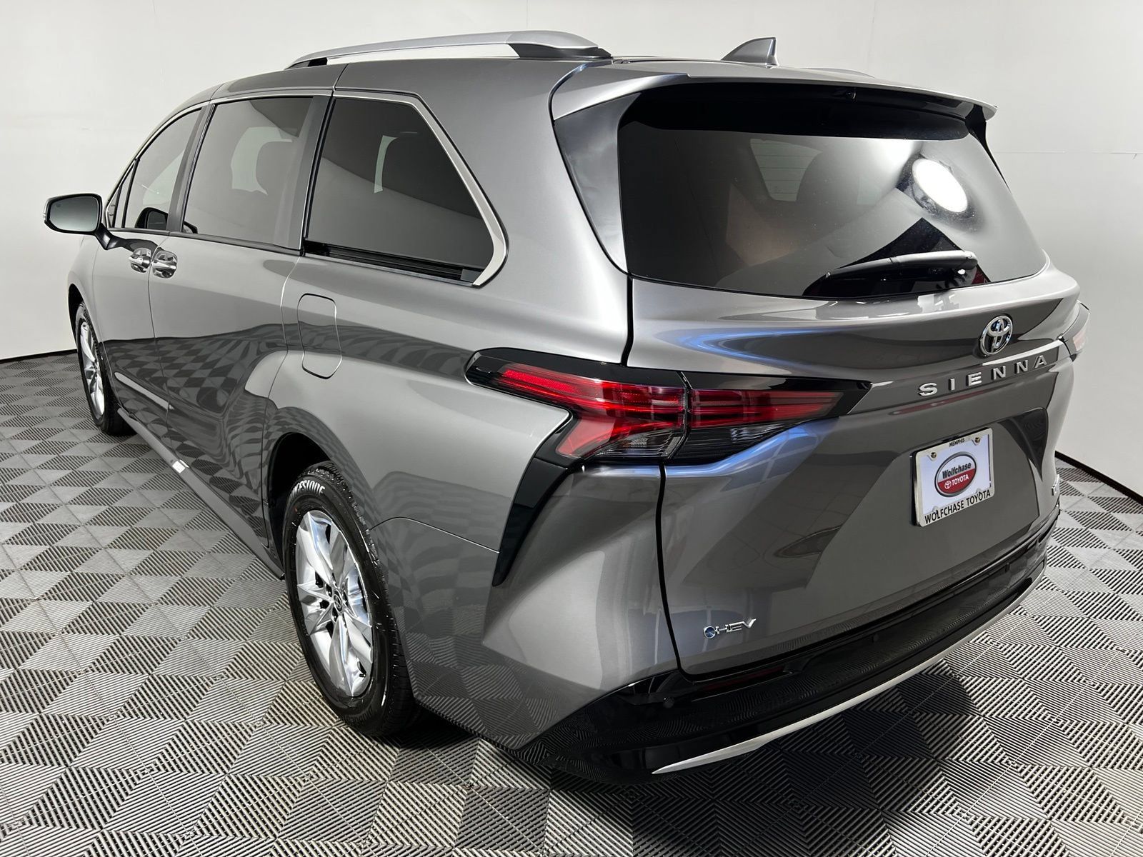 Used 2026 Toyota Sienna Limited FWD image 7