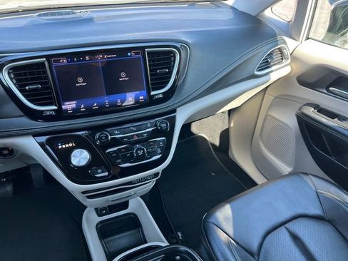 Used 2024 Chrysler Pacifica Limited FWD image 34