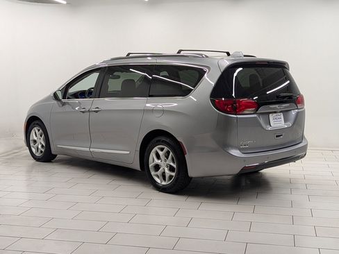 Used 2020 Chrysler Pacifica Limited image 2