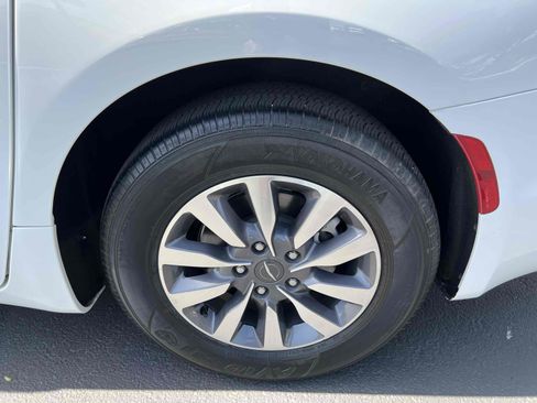 Used 2023 Chrysler Pacifica Touring-L image 76