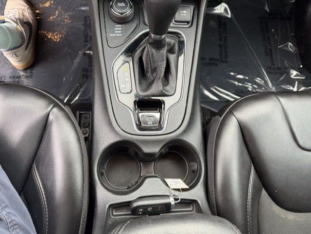 Used 2021 Jeep Cherokee Latitude Plus AWD/4WD image 19