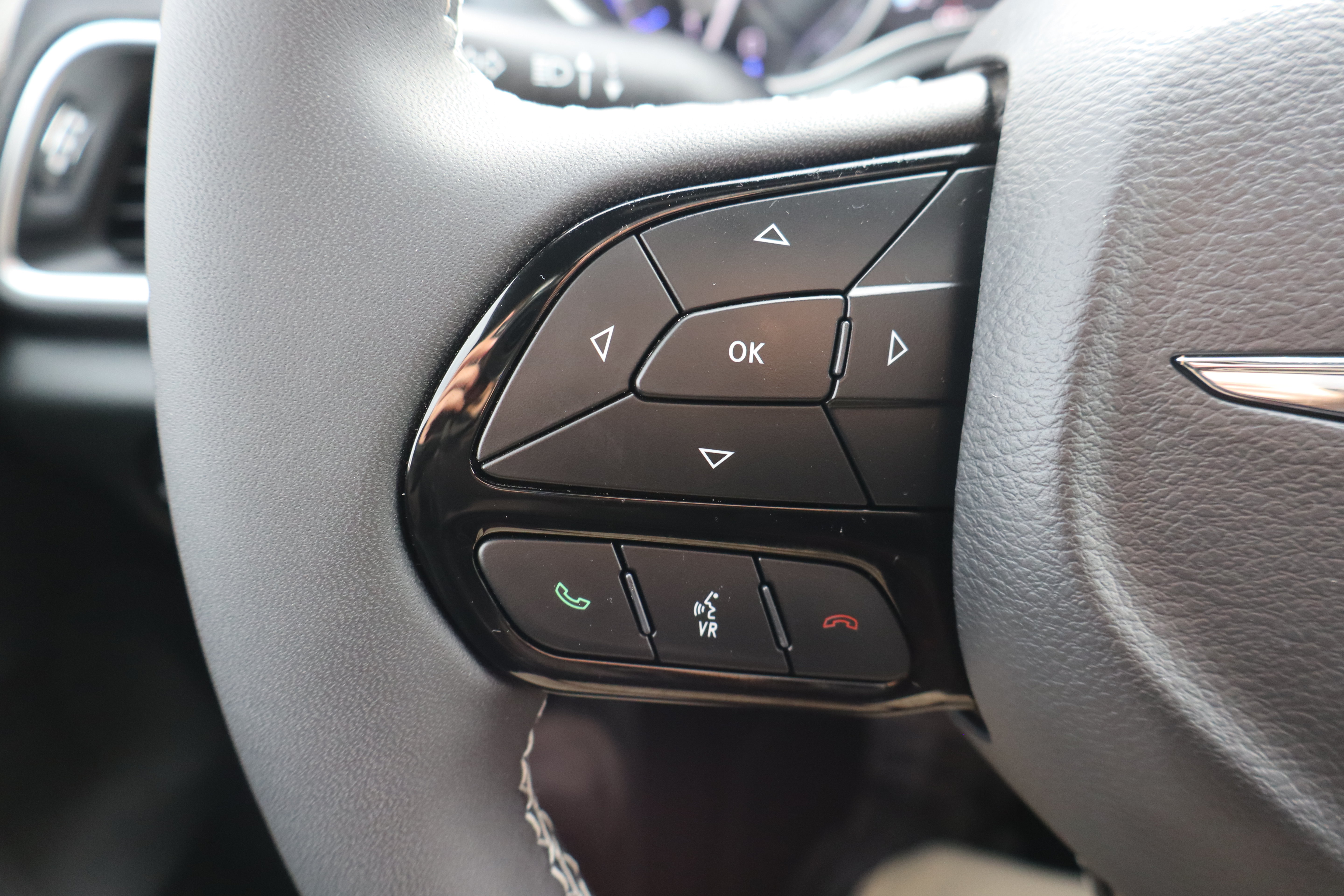 Used 2025 Chrysler Pacifica Limited FWD image 17