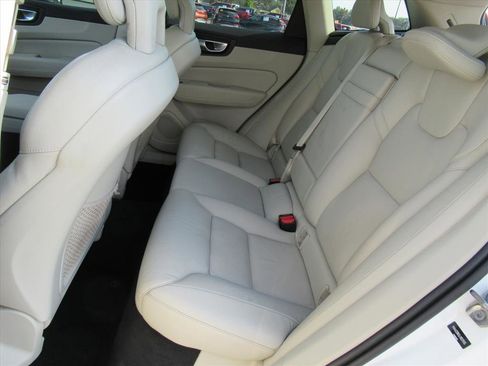 Used 2018 Volvo XC60 T6 Momentum w/ Convenience Package image 28