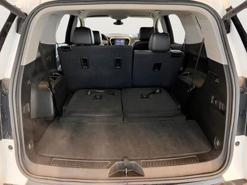 Certified 2023 GMC Acadia SLT image 9