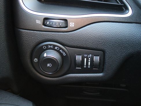 Used 2022 Jeep Cherokee Trailhawk image 27