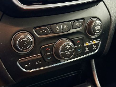 Used 2019 Jeep Cherokee Limited image 16