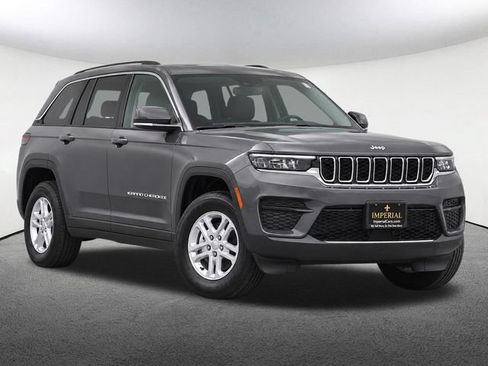 Used 2023 Jeep Grand Cherokee Laredo AWD/4WD image 2