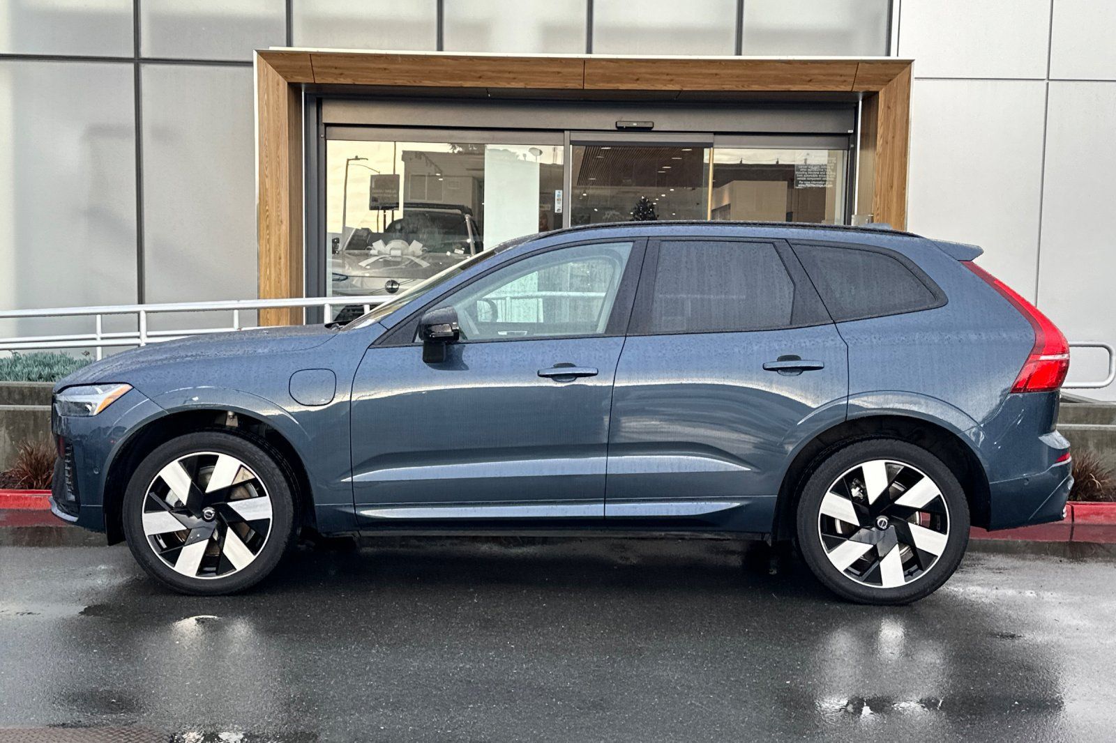 Used 2020 Volvo XC90 T8 Momentum w/ Protection Package AWD/4WD image 5
