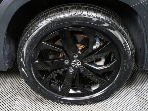 Certified 2023 Volkswagen Taos SE w/ Black Wheel Package image 6