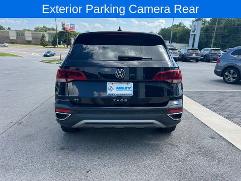 Used 2022 Volkswagen Taos SE w/ Driver Assistance Package FWD image 8