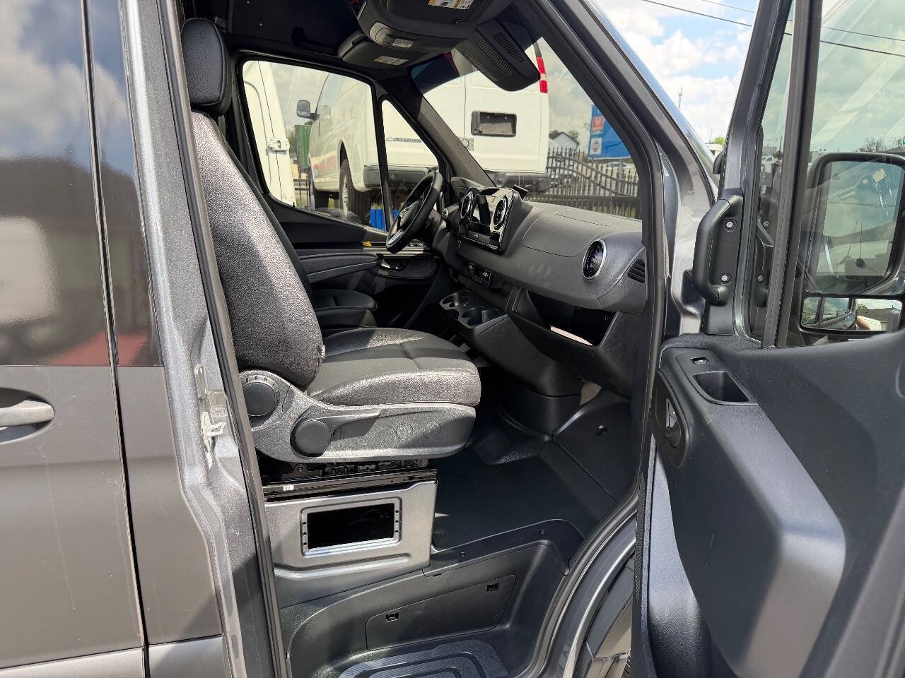 Used 2022 Mercedes-Benz Sprinter 4500 w/ Parking Package image 18