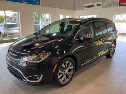 Used 2020 Chrysler Pacifica Limited w/ Tire & Wheel Group