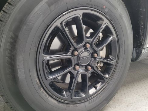 Used 2018 Jeep Grand Cherokee Laredo RWD image 31
