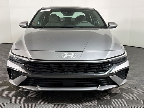 Used 2025 Hyundai Elantra SEL FWD image 5
