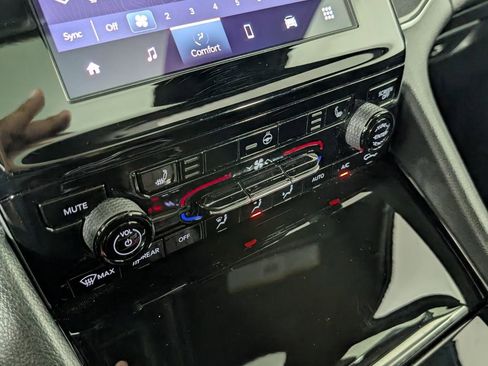 Used 2023 Jeep Grand Cherokee Altitude image 23