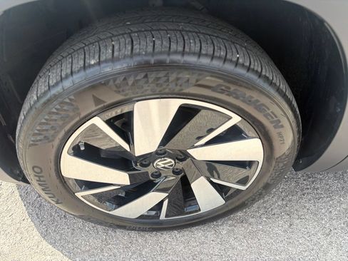 Used 2025 Volkswagen Atlas Cross Sport SE FWD image 8