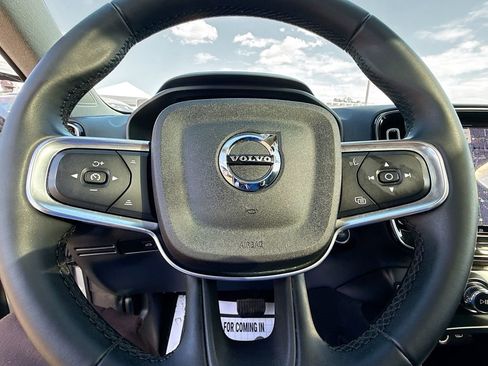 Used 2023 Volvo XC40 B5 Plus image 18