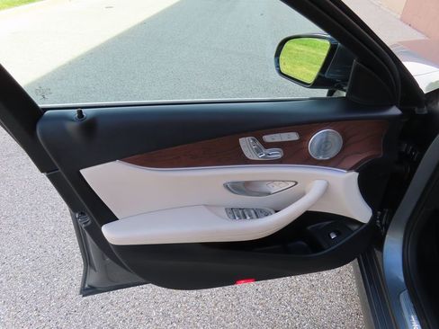 Used 2017 Mercedes-Benz E 300 4MATIC image 27