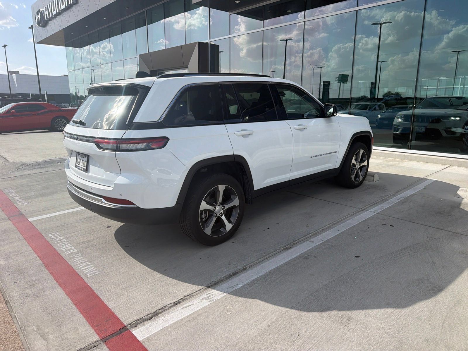 Used 2023 Jeep Grand Cherokee 4WD 4xe w/ Luxury Tech Group II image 5