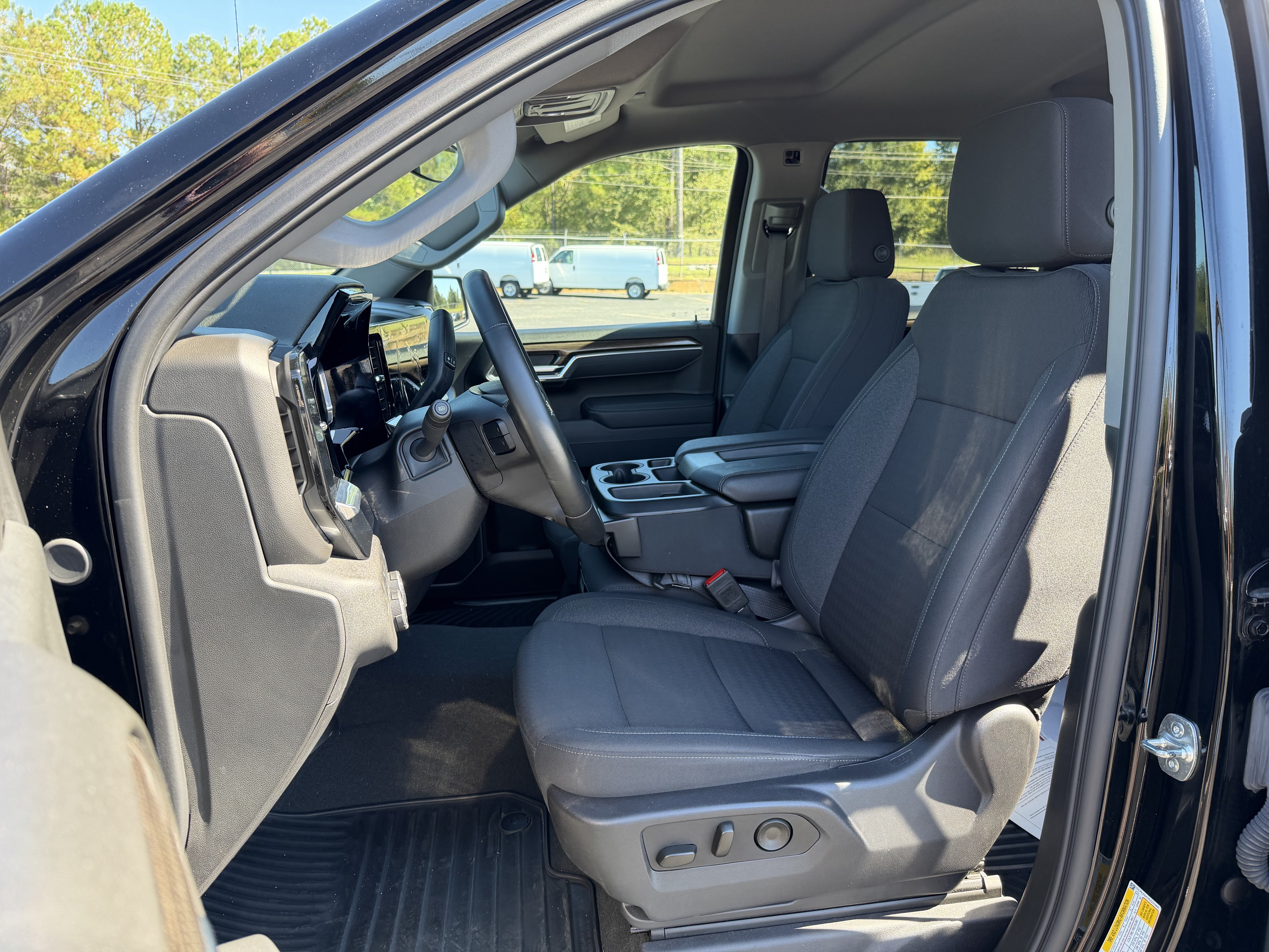 Used 2025 Chevrolet Silverado 1500 LT AWD/4WD image 30
