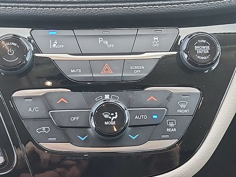 Certified 2024 Chrysler Pacifica Limited FWD image 8