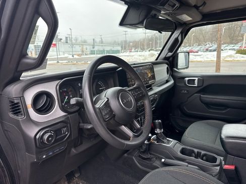Used 2024 Jeep Wrangler Unlimited image 13