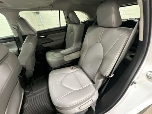 Used 2022 Toyota Highlander XLE FWD image 14