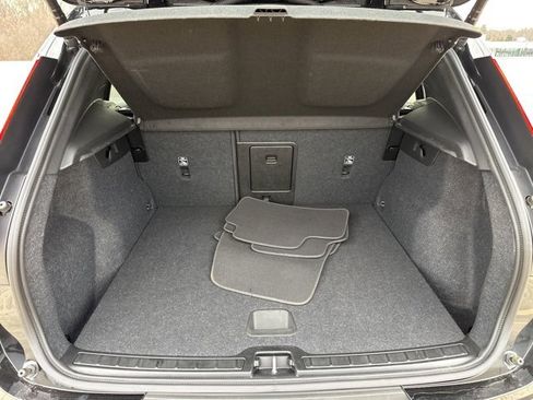 Certified 2025 Volvo XC40 B5 Core image 34