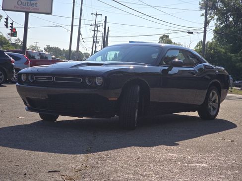 Used 2019 Dodge Challenger SXT RWD image 3