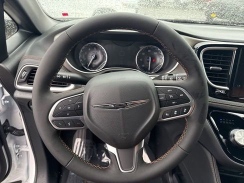 New 2026 Chrysler Pacifica Pinnacle image 23