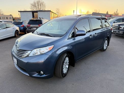 Used 2017 Toyota Sienna XLE w/ XLE Navigation Package FWD image 5