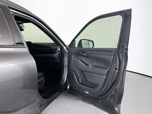 Used 2021 Toyota Highlander XSE image 29