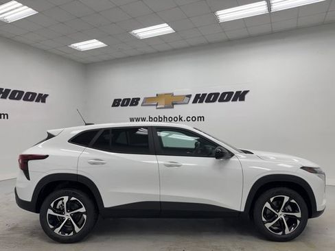 New 2026 Chevrolet Trax RS w/ Sunroof Package FWD image 4