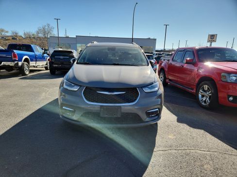 Used 2023 Chrysler Pacifica Limited w/ Uconnect Theater Family Group image 3