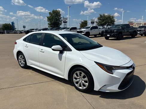 Used 2025 Toyota Corolla LE FWD image 5