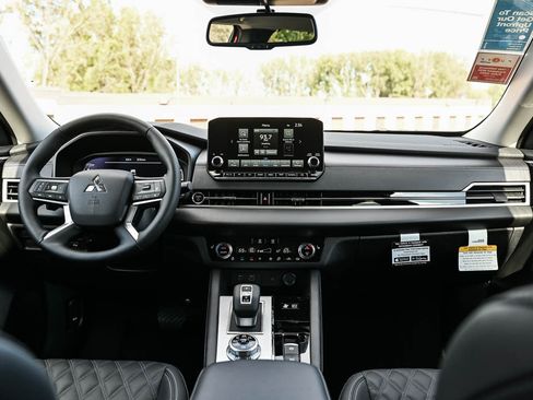 New 2025 Mitsubishi Outlander SEL image 16