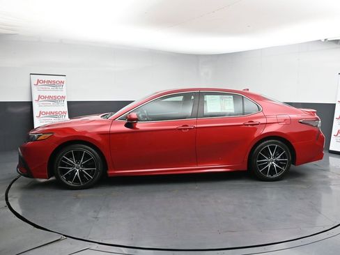 Used 2022 Toyota Camry SE image 5
