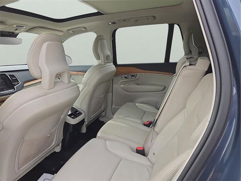 Used 2021 Volvo XC90 T6 Momentum w/ Advanced Package image 9