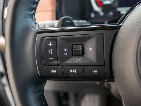 Used 2024 Nissan Pathfinder Platinum image 17