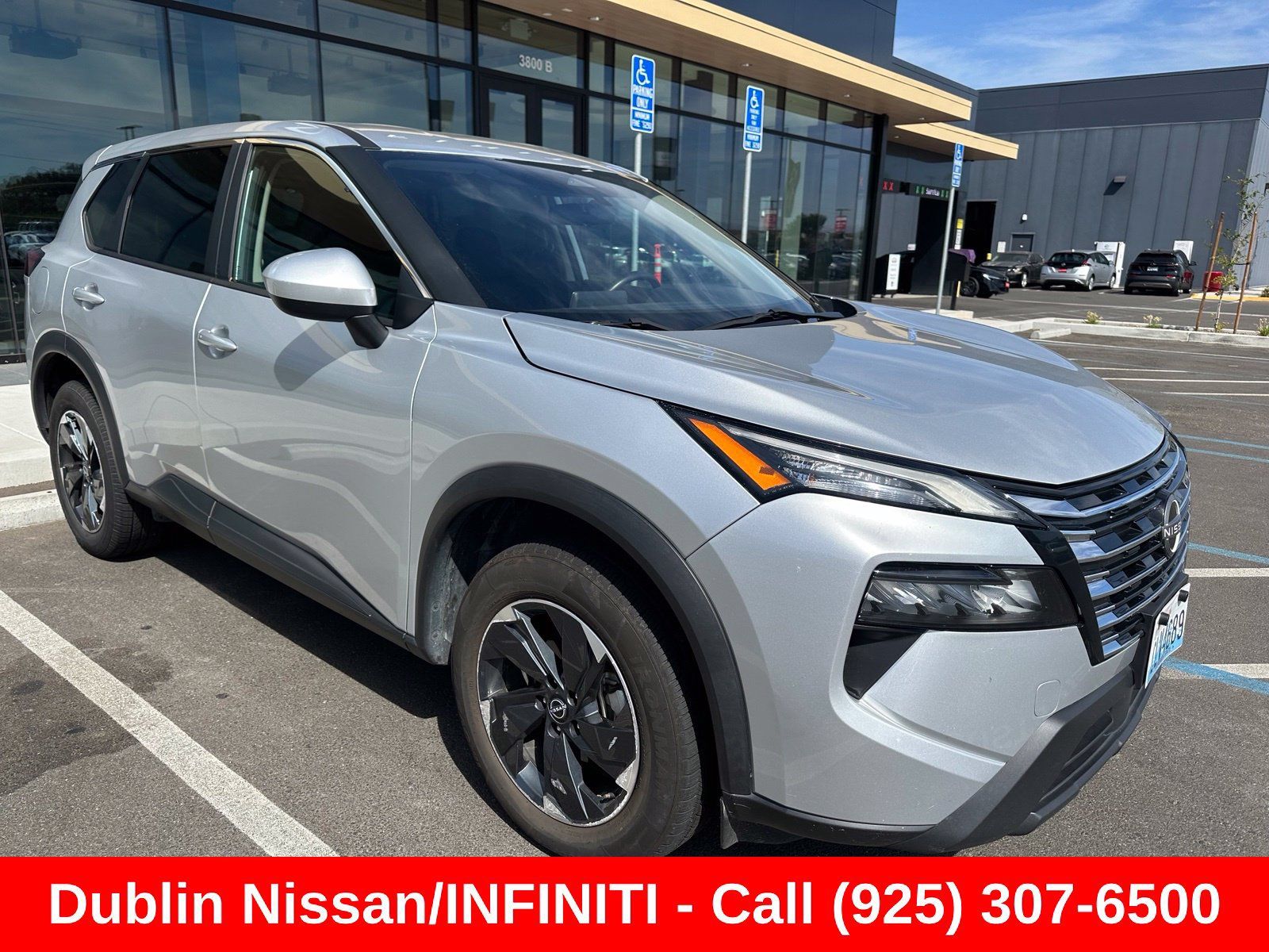Used 2024 Nissan Rogue SV AWD/4WD image 1