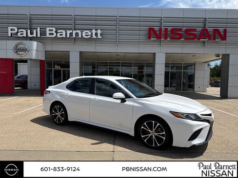 Used 2020 Toyota Camry SE FWD image 1