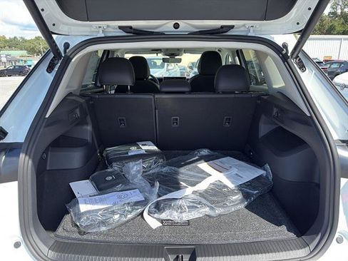 New 2025 Volkswagen Tiguan SE image 11