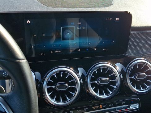 Used 2022 Mercedes-Benz GLB 250 4MATIC image 17