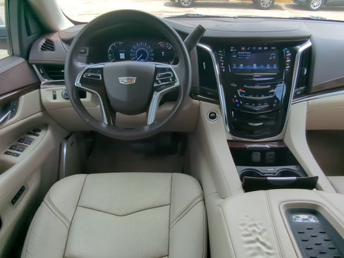 Used 2017 Cadillac Escalade ESV Luxury RWD image 14