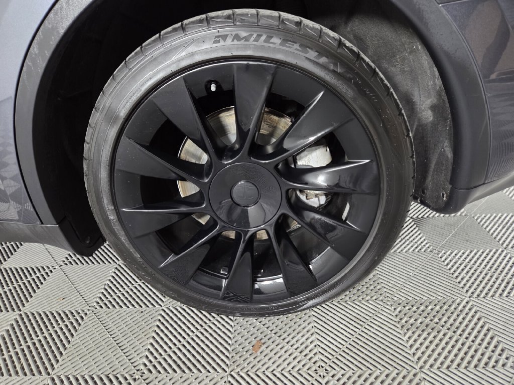 Used 2023 Tesla Model Y AWD image 21