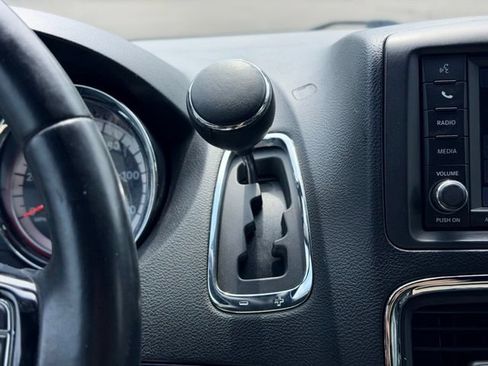 Used 2017 Dodge Grand Caravan SXT FWD image 12