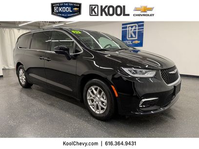 Used 2025 Chrysler Pacifica Select